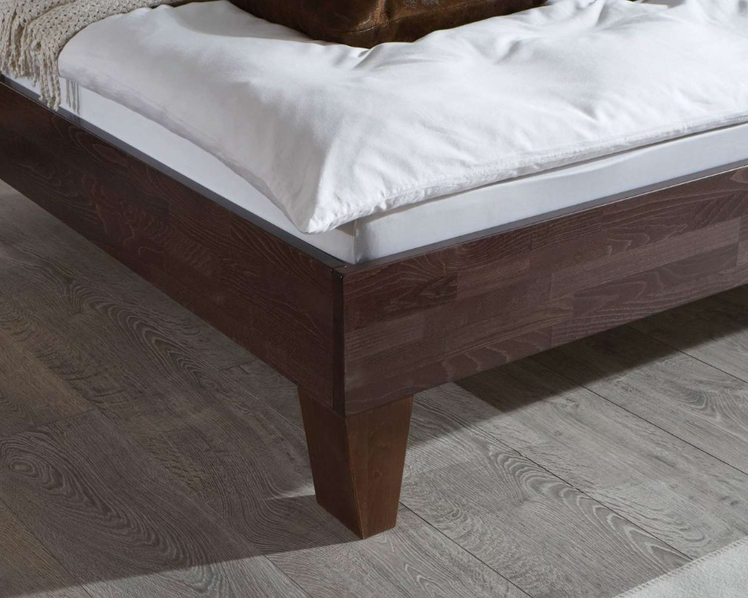 Detail massief houten bed Lucas tapse poot Detail massief houten bed Lucas tapse poot