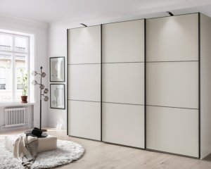Luxe kledingkast met schuifdeuren in de kleur champagne