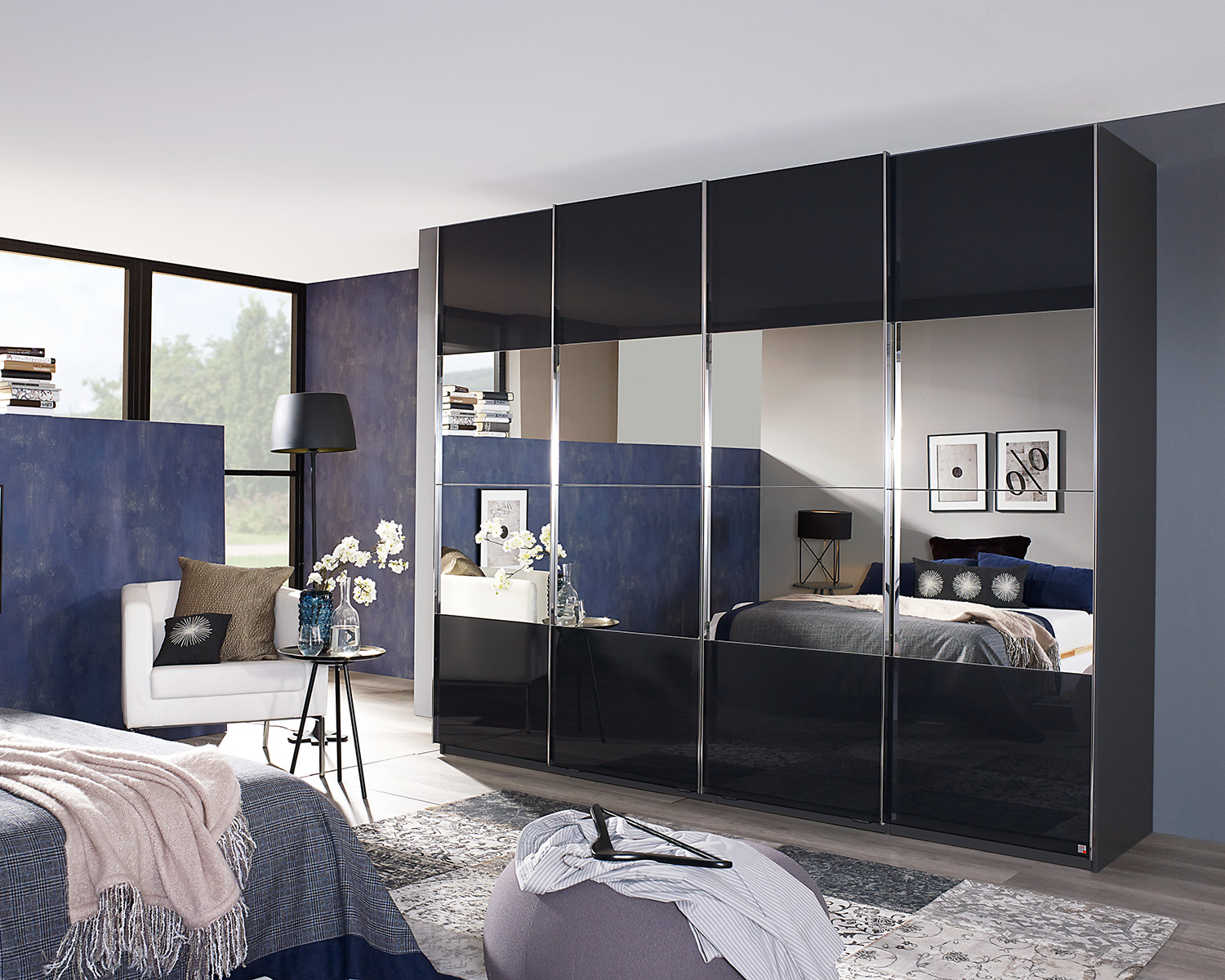 Luxe grote kledingkast met basaltglas en spiegeldeuren Luxe grote kledingkast met basaltglas en spiegeldeuren