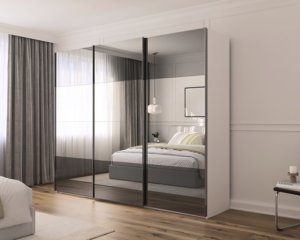 Luxe kledingkast met donkere en lichtere spiegels