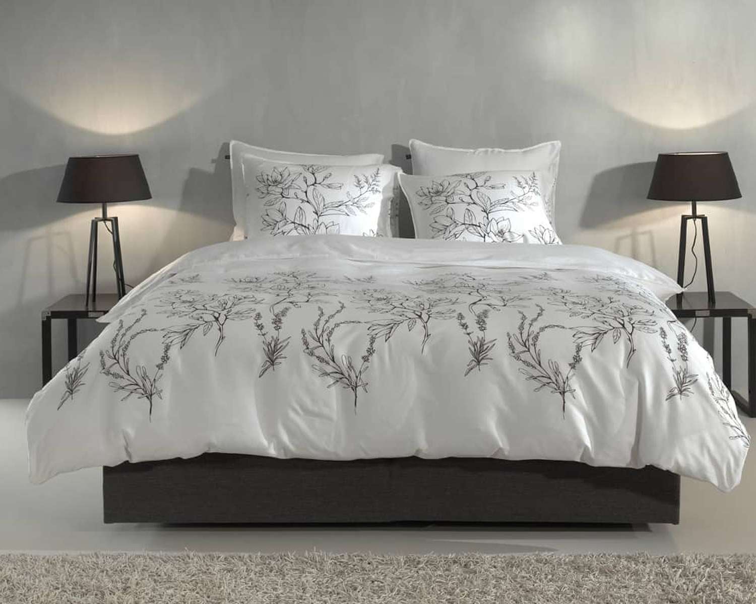 Dekbedovertrek Lelie op bed voeteneinde Dekbedovertrek Lelie op bed voeteneinde