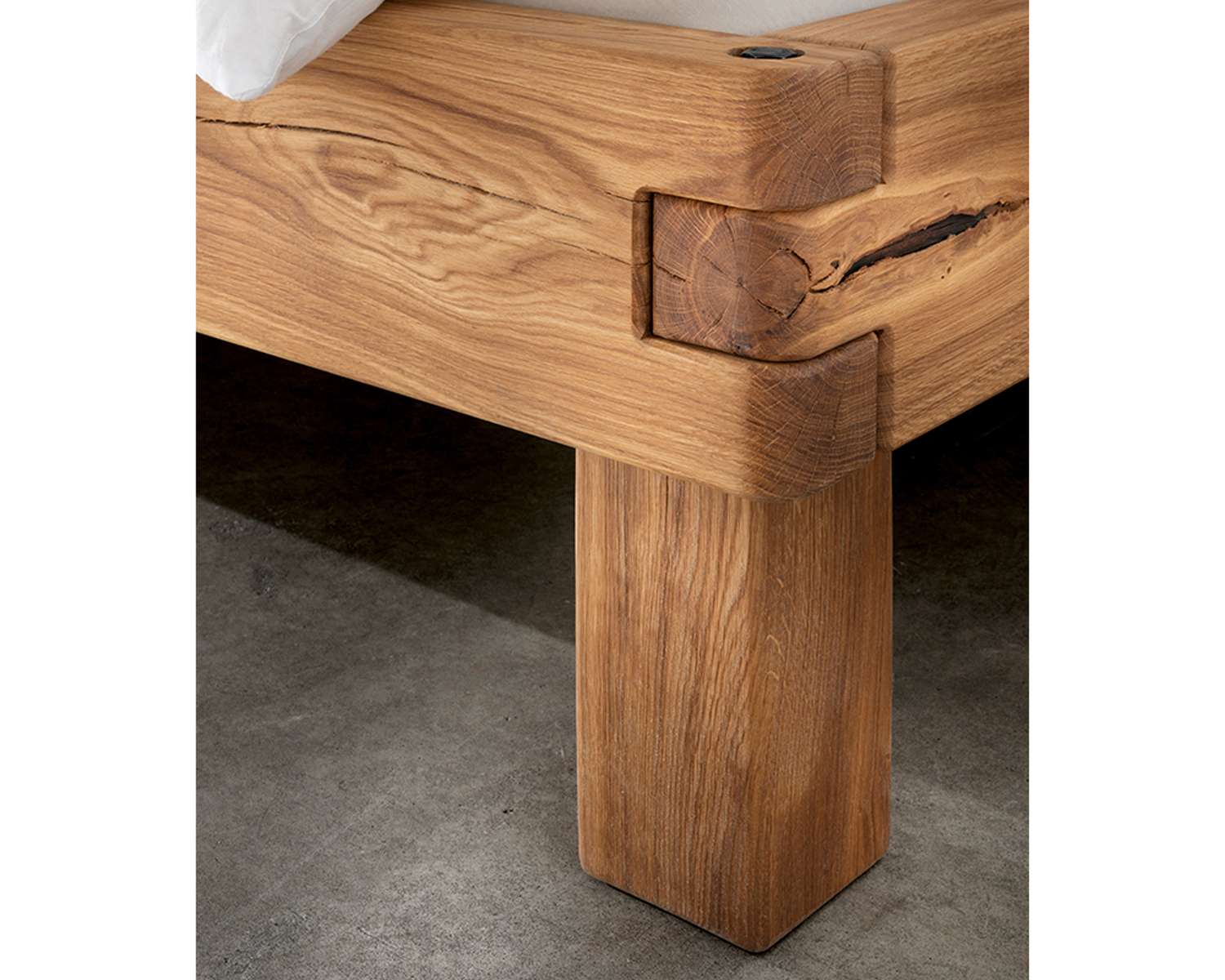 Robuust houten balkenbed Jefferson poot