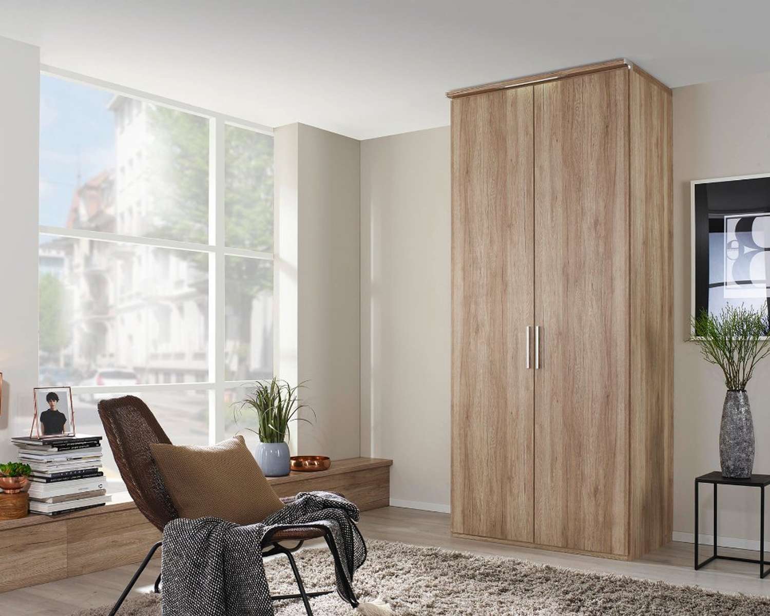 Draaideurkast met 2 deuren en verlichting in de sierlijst Draaideurkast met 2 deuren en verlichting in de sierlijst