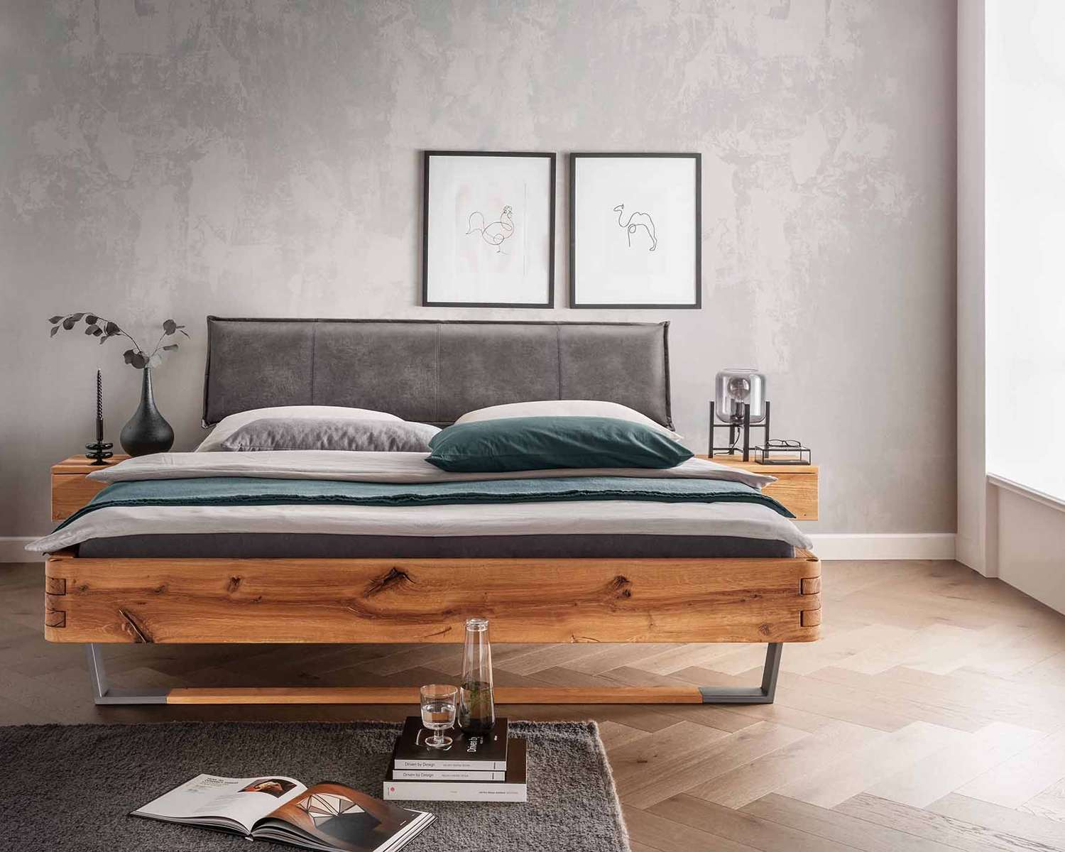 Balkenbed van massief eiken hout met poot van metaal en hout