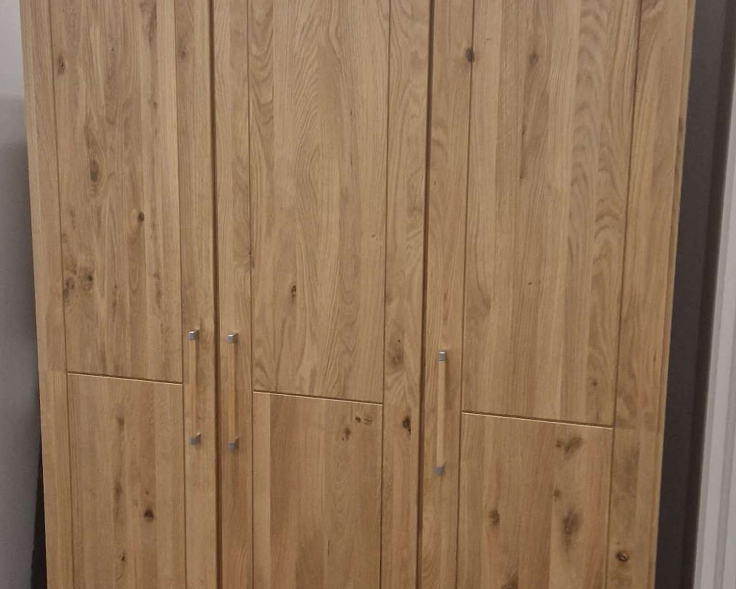 Mooie eiken houten kledingkast met draaideuren Mooie eiken houten kledingkast met draaideuren