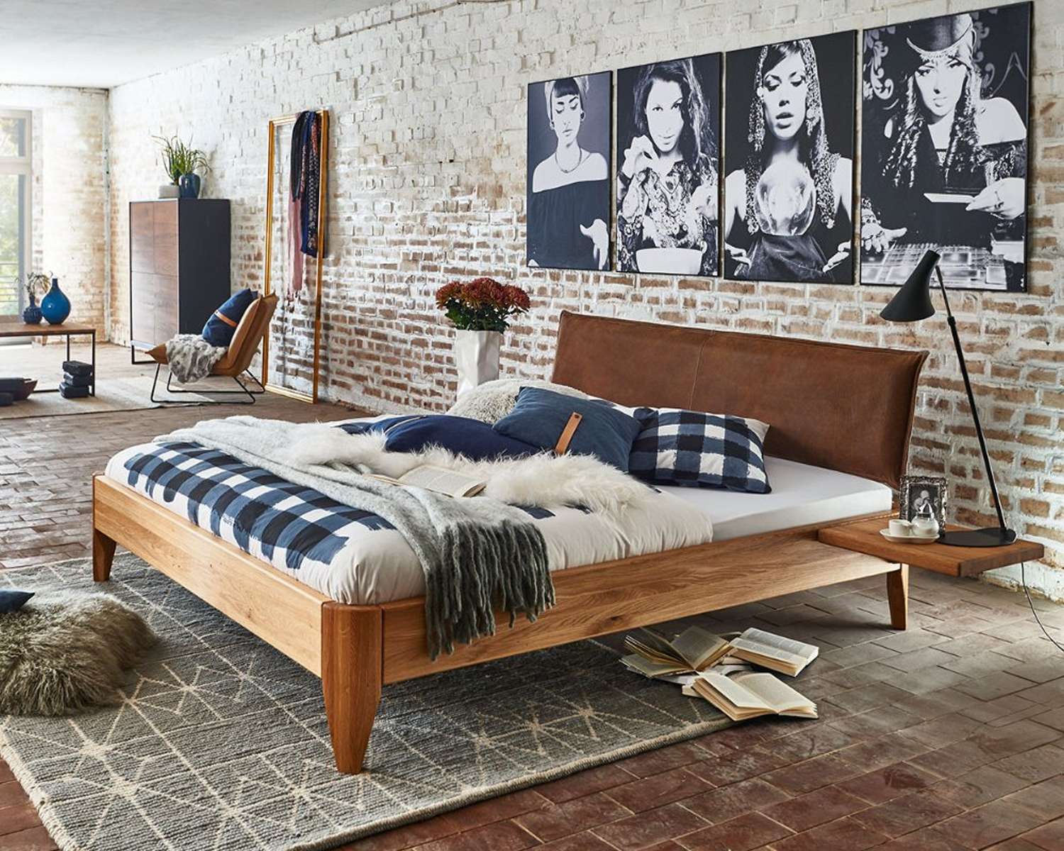 Houten bed Odense met bruin lederen hoofdbord Houten bed Odense met bruin lederen hoofdbord