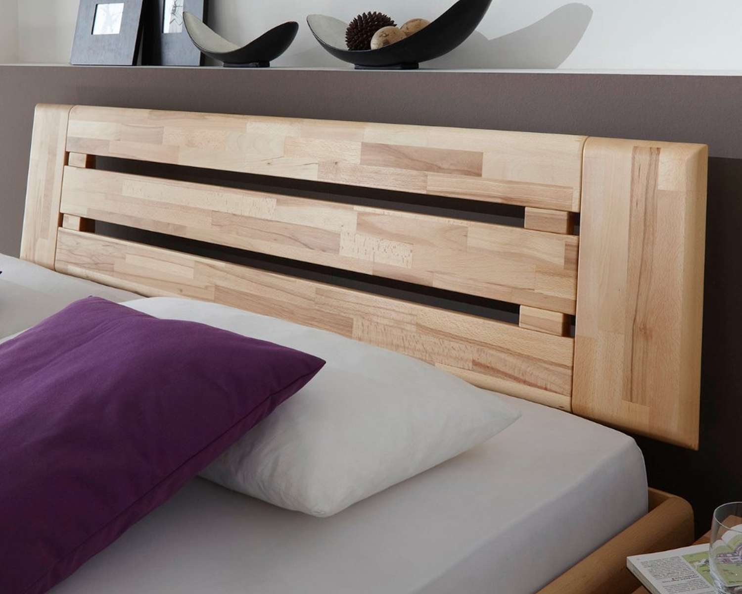 Detail hoofdbord houten bed Teun kern beuken geolied Detail hoofdbord houten bed Teun kern beuken geolied