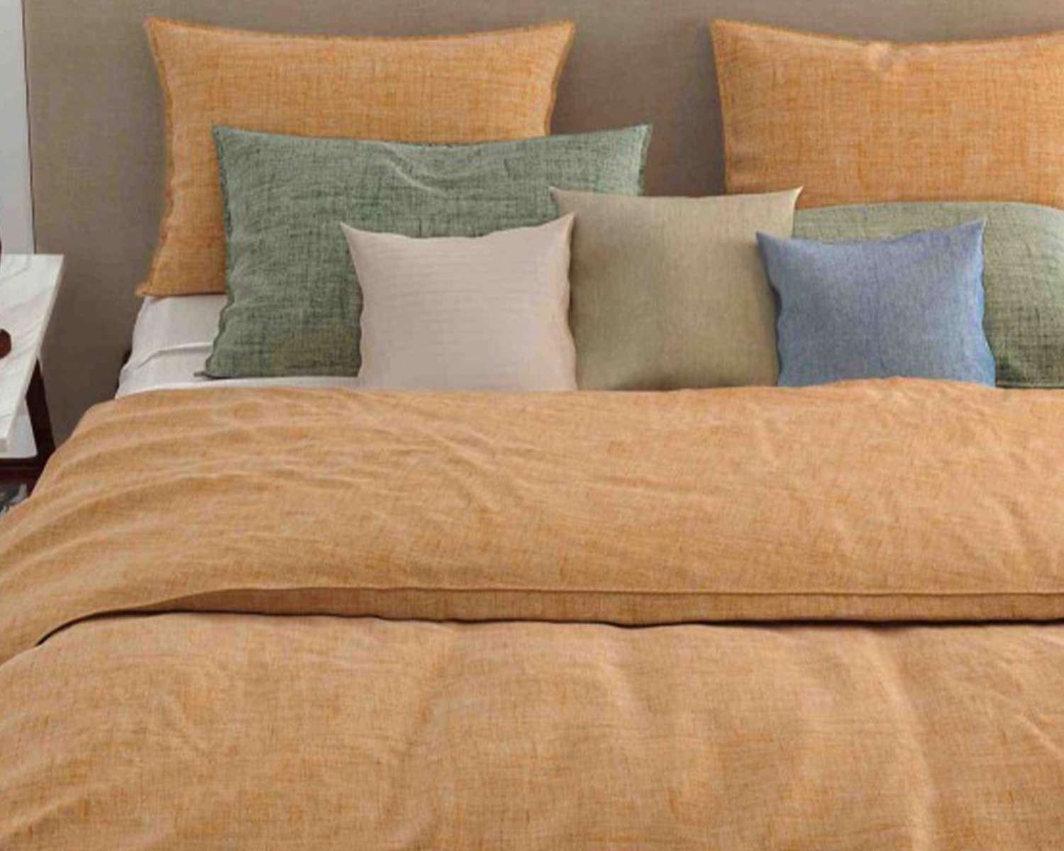 Dekbedovertrek Effen Geel gemêleerd - op bed met sfeer Dekbedovertrek Effen Geel gemêleerd - op bed met sfeer