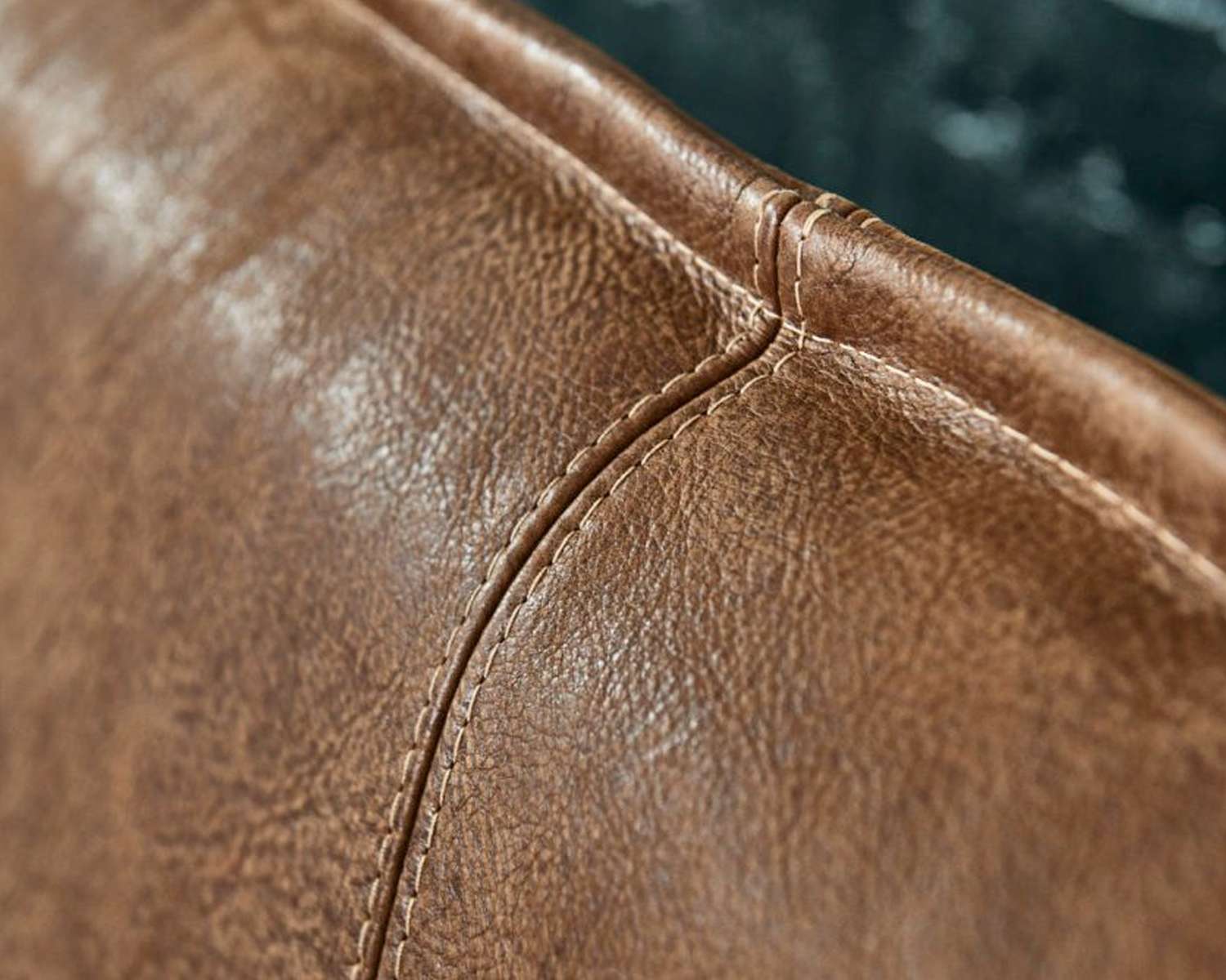 Houten bed Odense met Cognac lederen hoofdbord detail Houten bed Odense met Cognac lederen hoofdbord detail