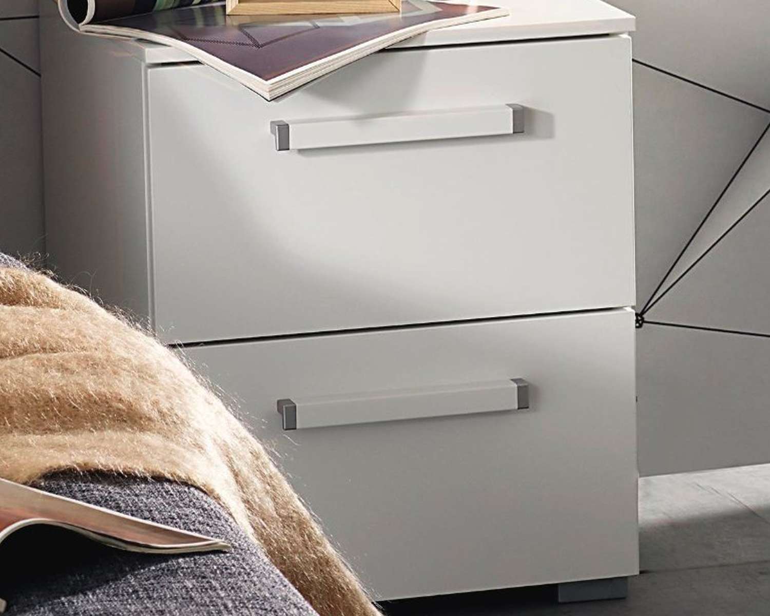 Nachtkastje Orlando smal alpine wit met decor handgrepen