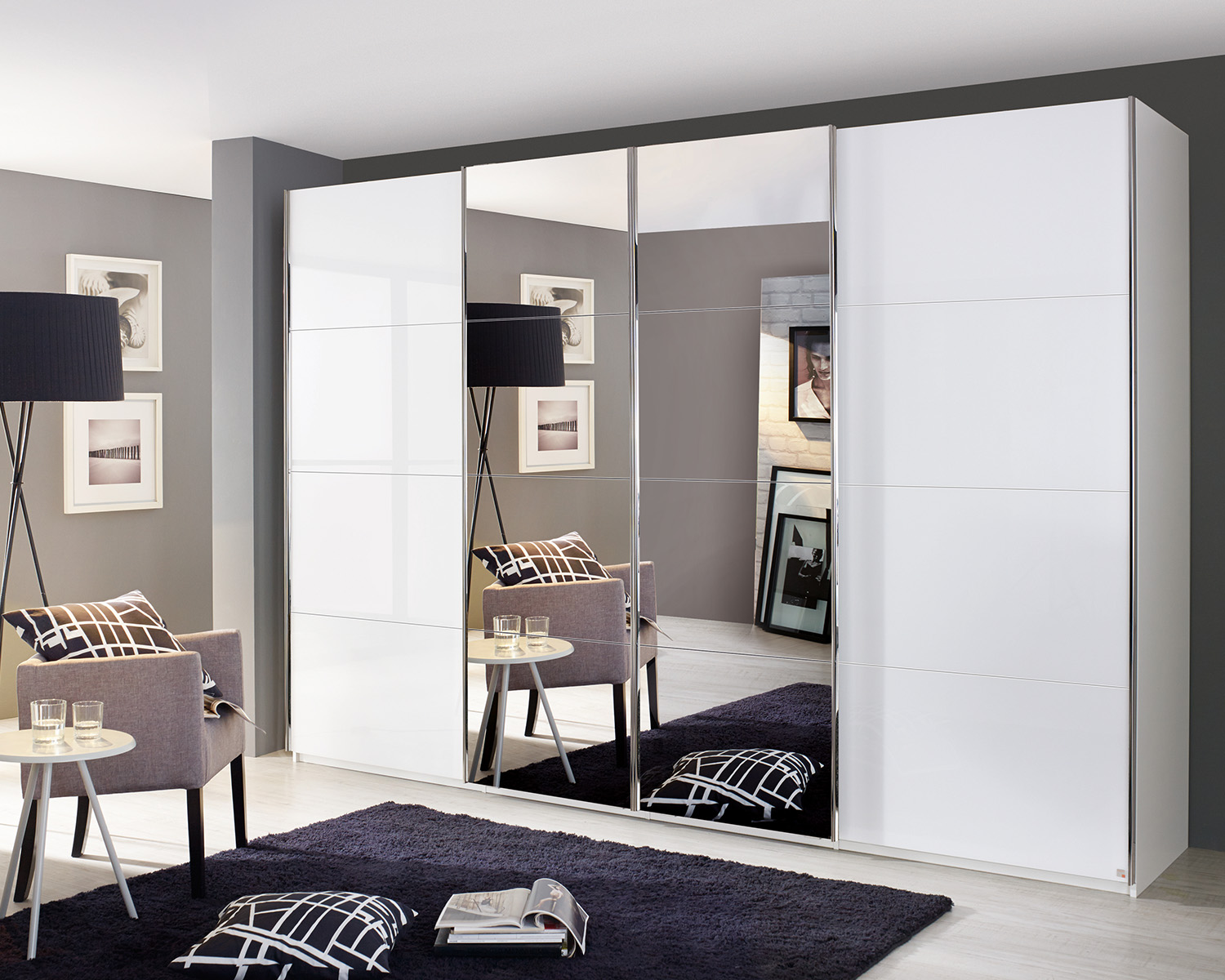 Grote witte kledingkast met spiegeldeuren Grote witte kledingkast met spiegeldeuren