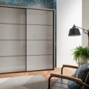 Luxe kledingkast met schuifdeuren en sierlijst