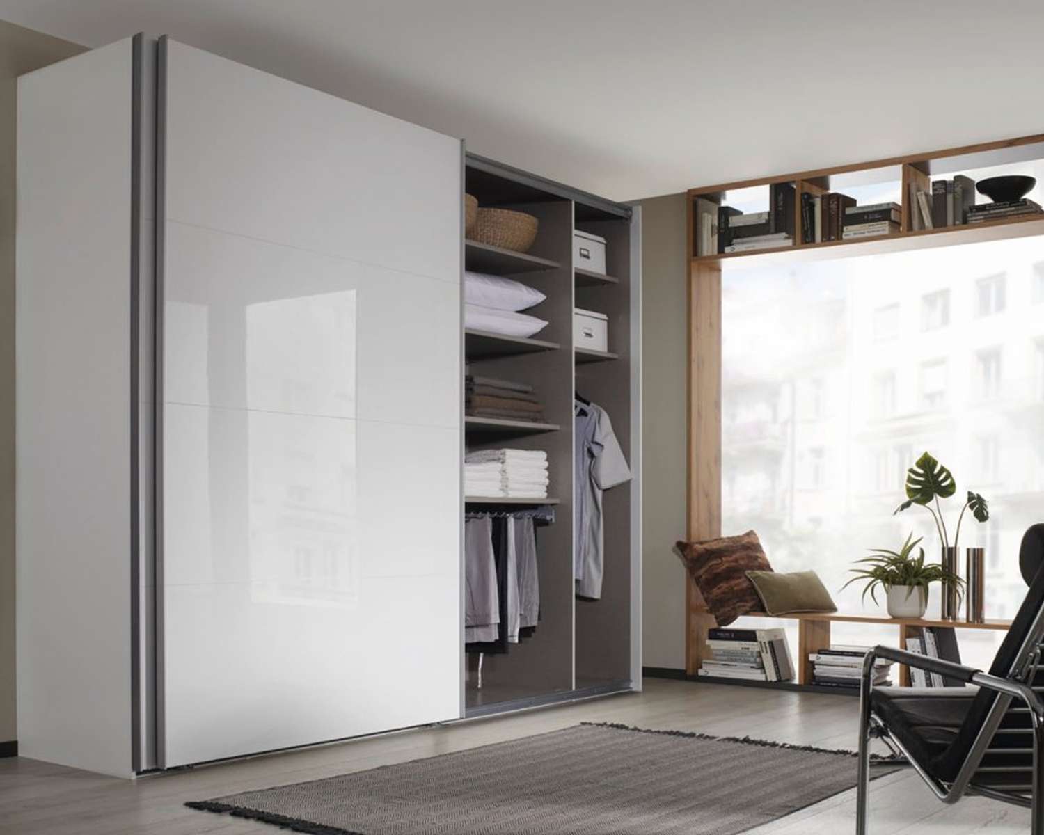 Royal Line met hoogglans witte deuren open Royal Line met hoogglans witte deuren open