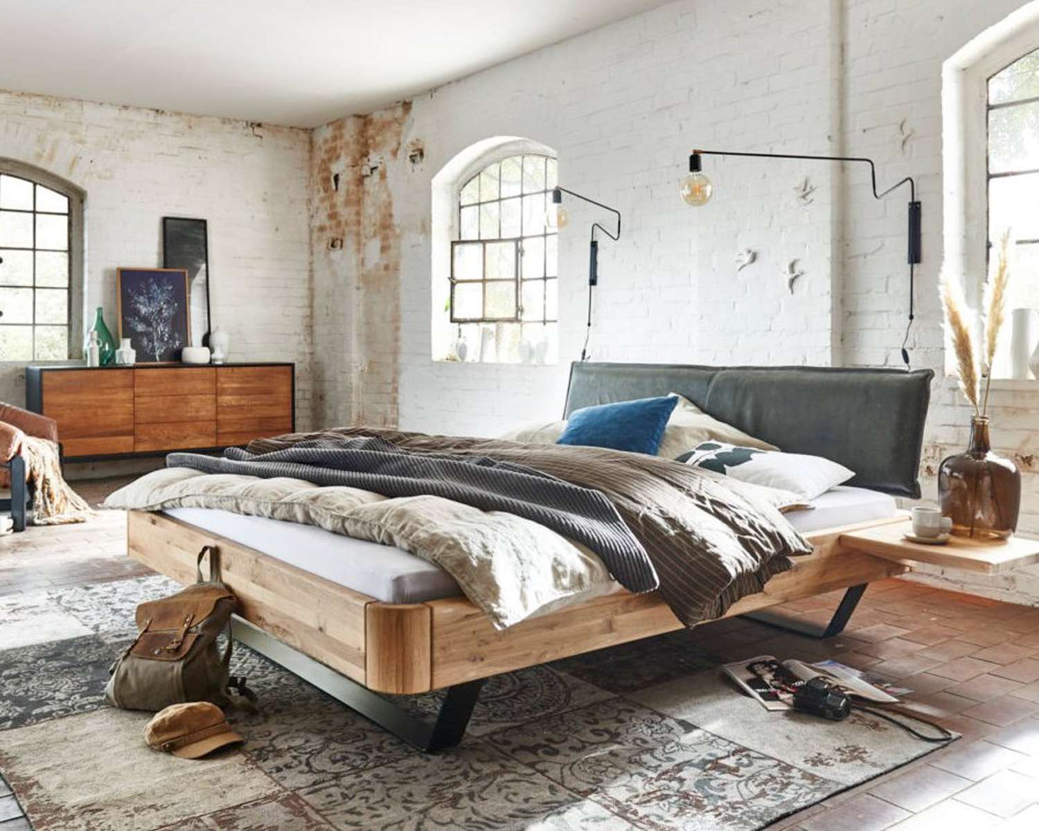 Houten bed eiken blank met echt antraciet leren hoofdbord