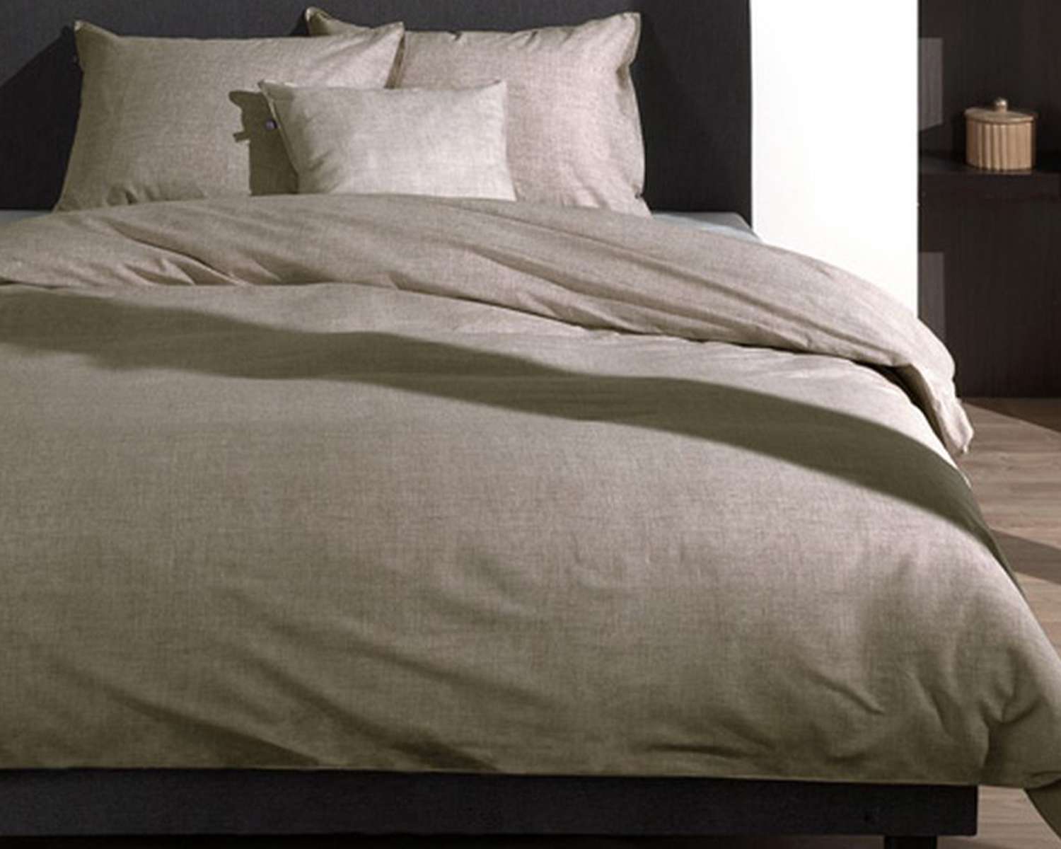 Dekbedovertrek Effen Taupe gemêleerd - op bed Dekbedovertrek Effen Taupe gemêleerd - op bed