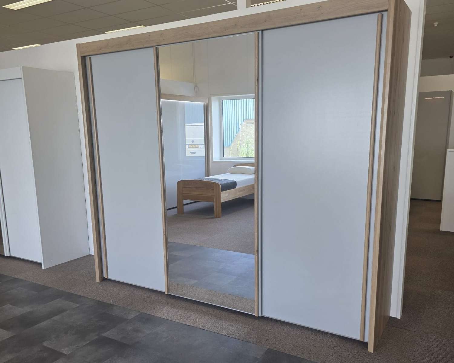 Schuifdeurkast Royal 280cm breed x 235cm hoog in de opruiming