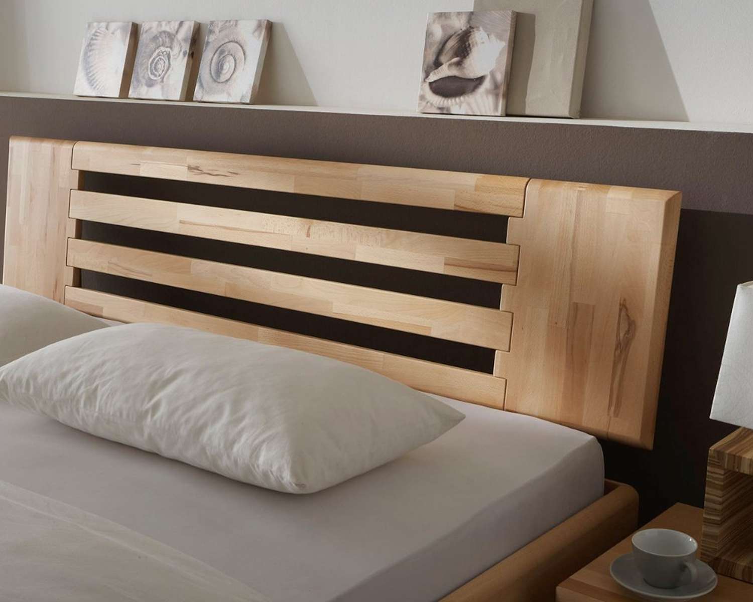 Detail hoofdbord houten bed Max kern beuken geolied Detail hoofdbord houten bed Max kern beuken geolied