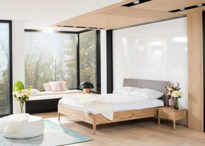 Houten bed Pearl met grijs geweven stof over massief houten hoofdbord