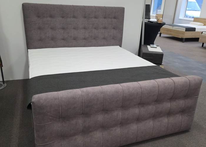 Luxe boxspring showroom