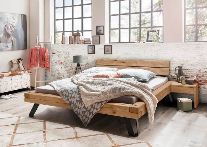 Robuust houten bed met 4 metalen poten