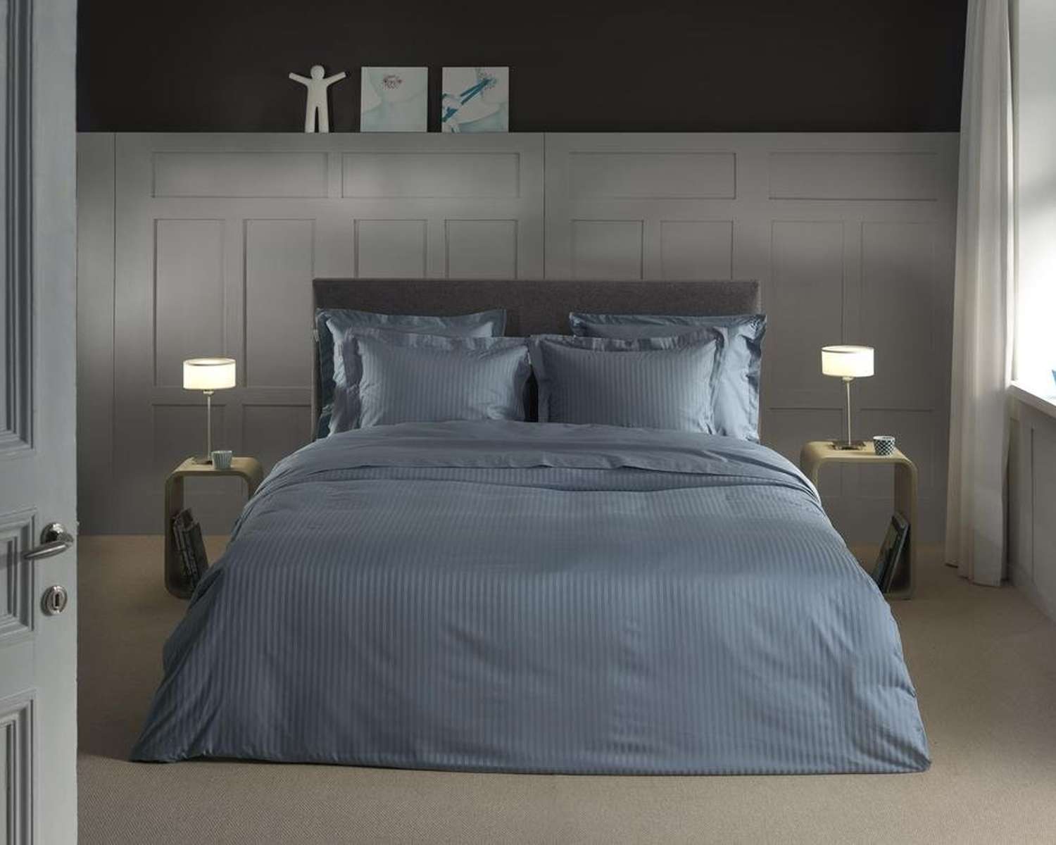 Uni Linea Blauw Grijs op bed helemaal