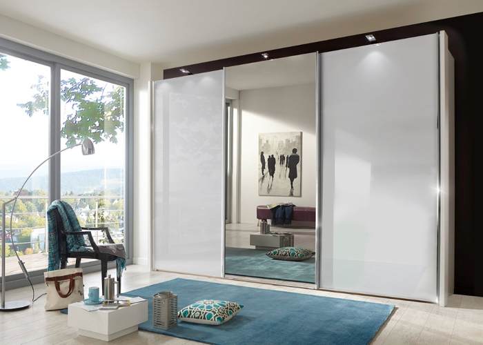 Zweefdeurkast Comfort View met hele deuren, 2 room witglas deuren, 1 spiegeldeur, chromen deurlijsten en zijlijsten