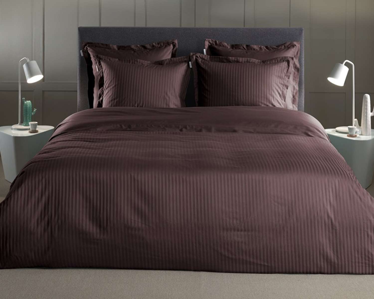 Dekbedovertrek Uni Linea Warm bruin op bed helemaal Dekbedovertrek Uni Linea Warm bruin op bed helemaal