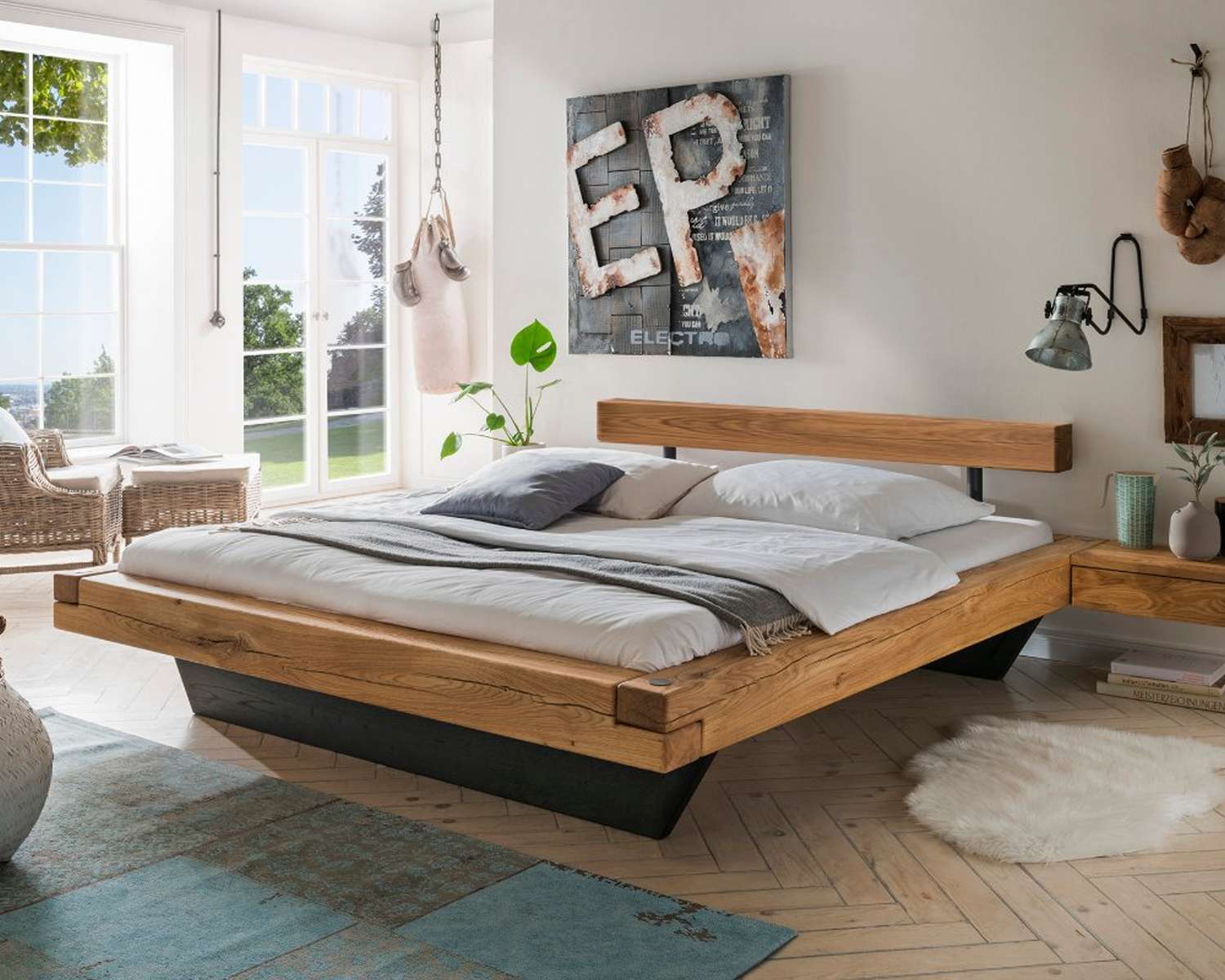 Houten balkenbed met zwevende nachtkastjes Houten balkenbed met zwevende nachtkastjes
