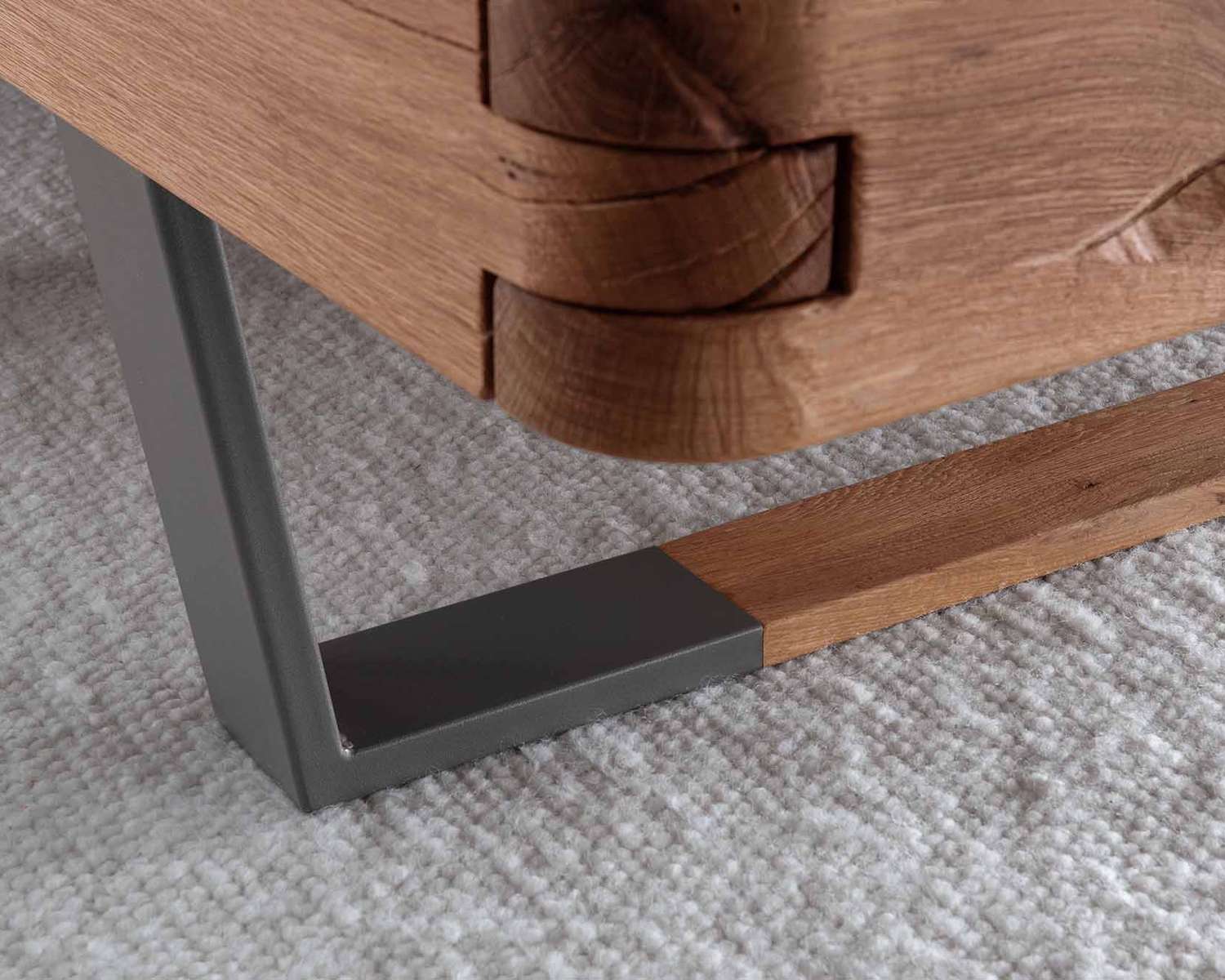 Detail van de metalen poot met houten inleg