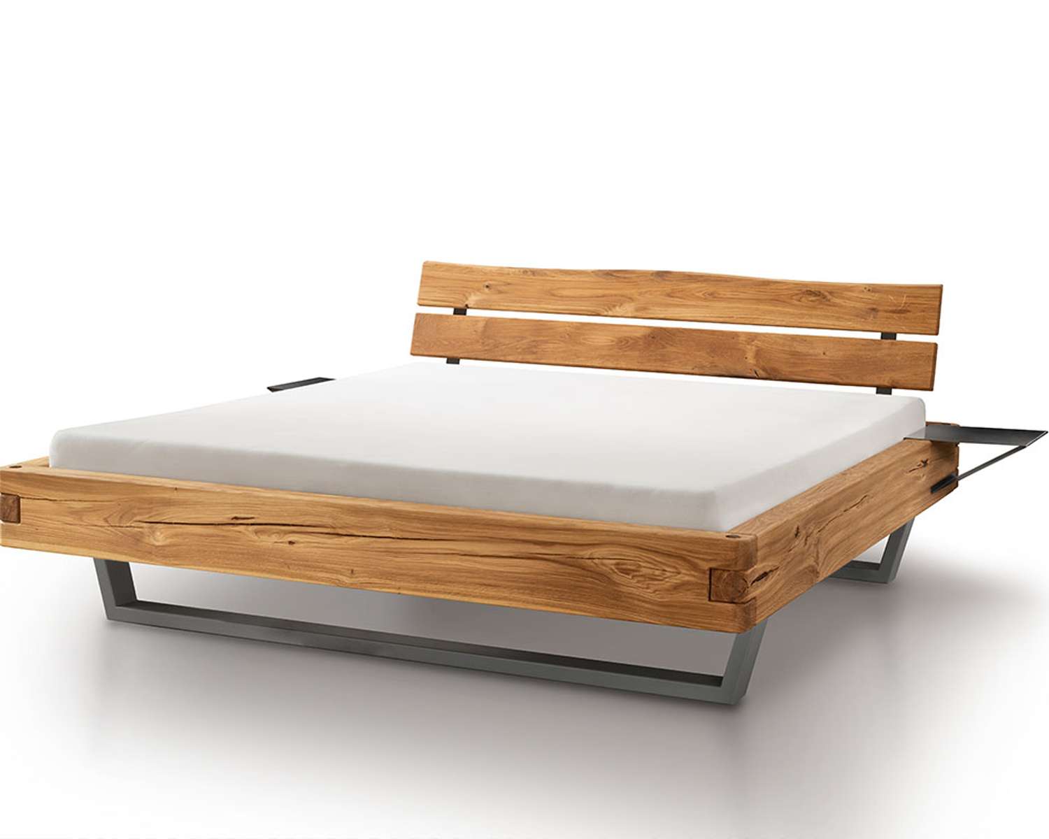 Robuust houten balkenbed Kingston hoofdbord boomstam vrijstaand