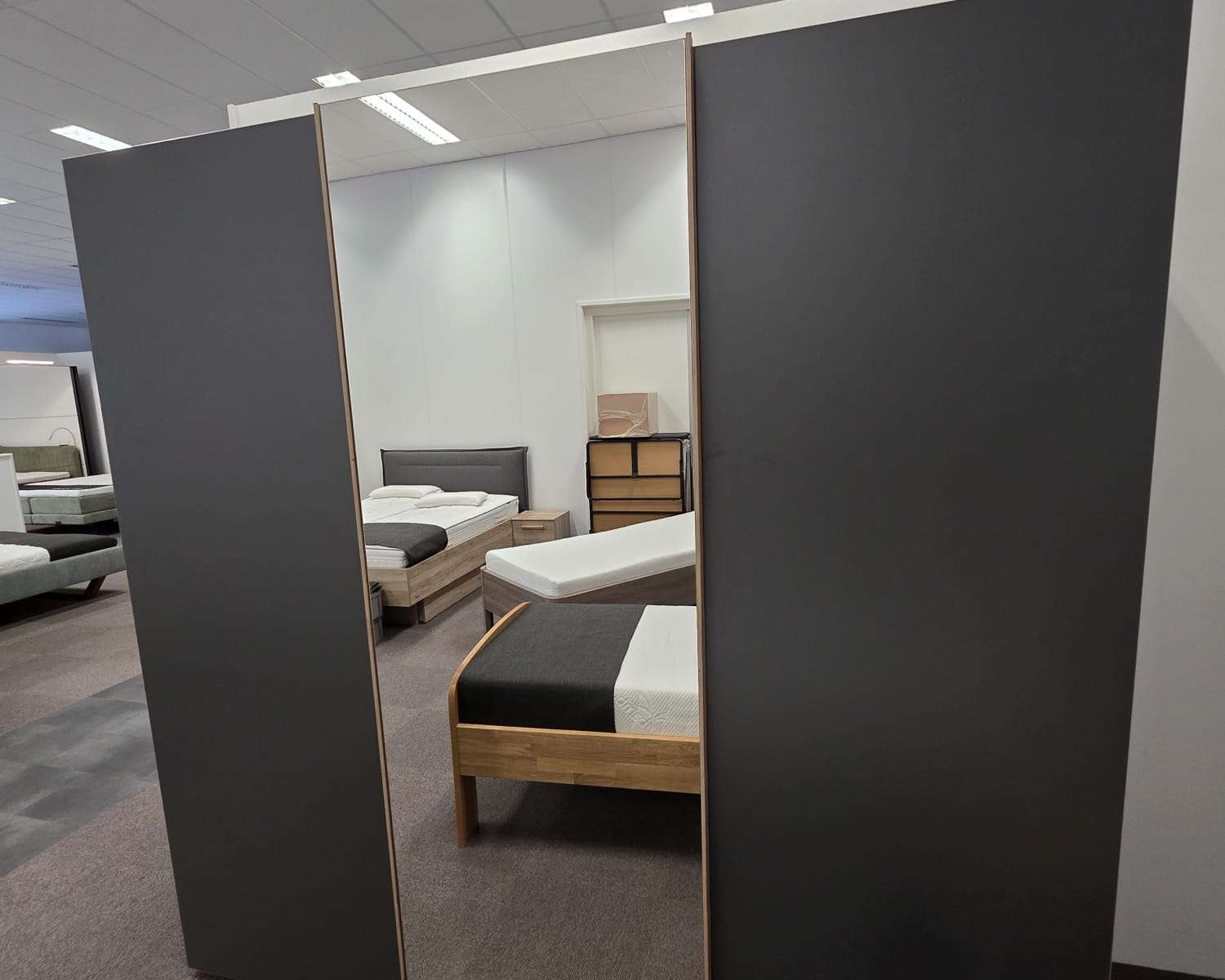 Zweefdeurkast showroom model