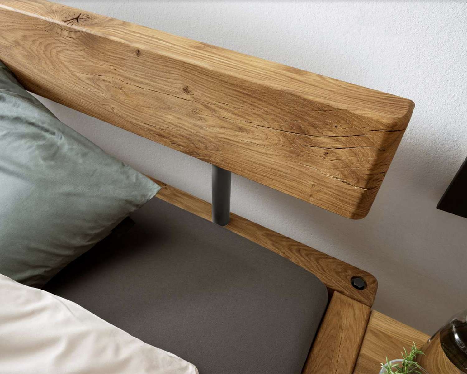 Detail houten balk hoofdbord