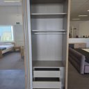 Laden open van de schuifdeurkast Royal