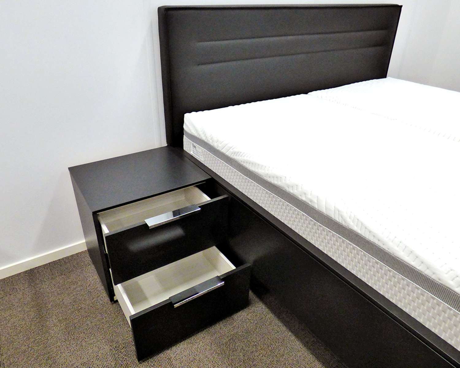 Showroommodel Premium Dallas tweepersoonsbed nachtkastje open lades