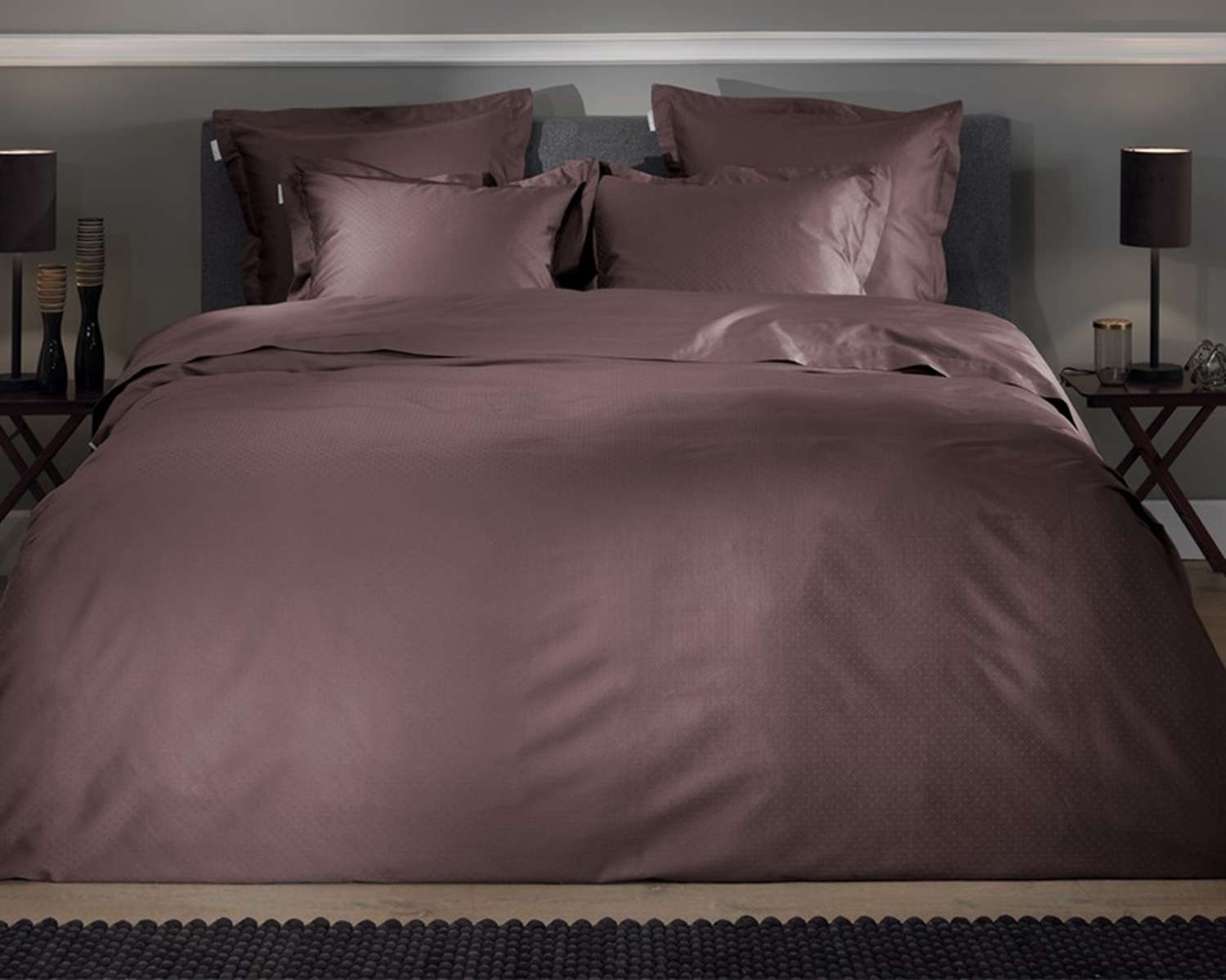 Dekbedovertrek Uni Stippen Warm bruin op bed helemaal Dekbedovertrek Uni Stippen Warm bruin op bed helemaal