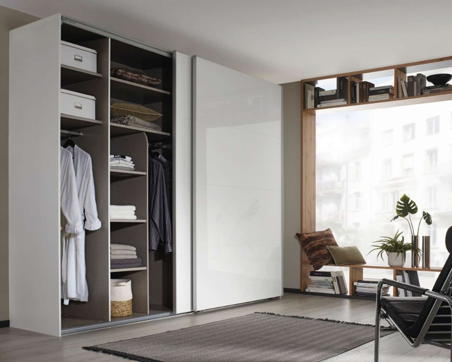 Royal Line open met hoogglans witte deuren Royal Line open met hoogglans witte deuren