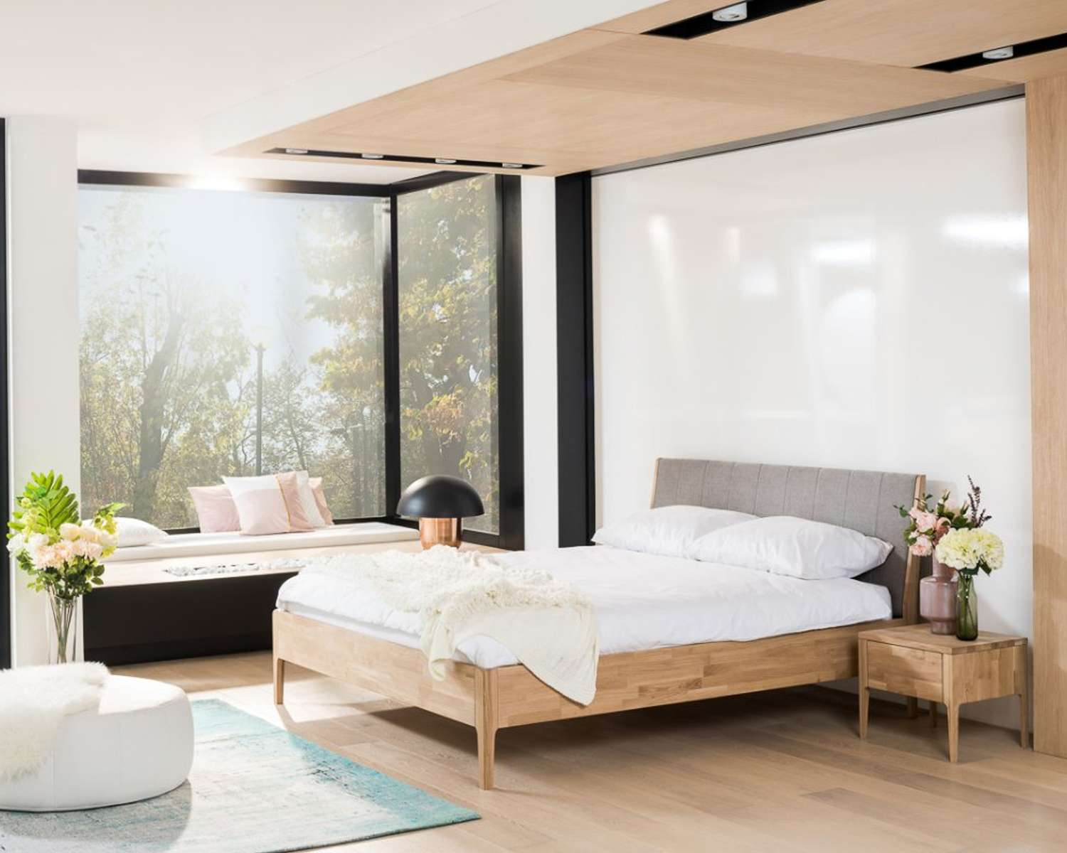 Houten twijfelaar bed Pearl grijs geweven stof hoofdbord