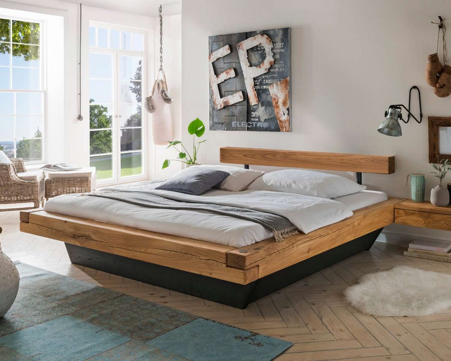 Houten balken bed met laden onder het bed Houten balken bed met laden onder het bed