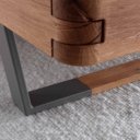 Detail van de metalen poot met houten inleg