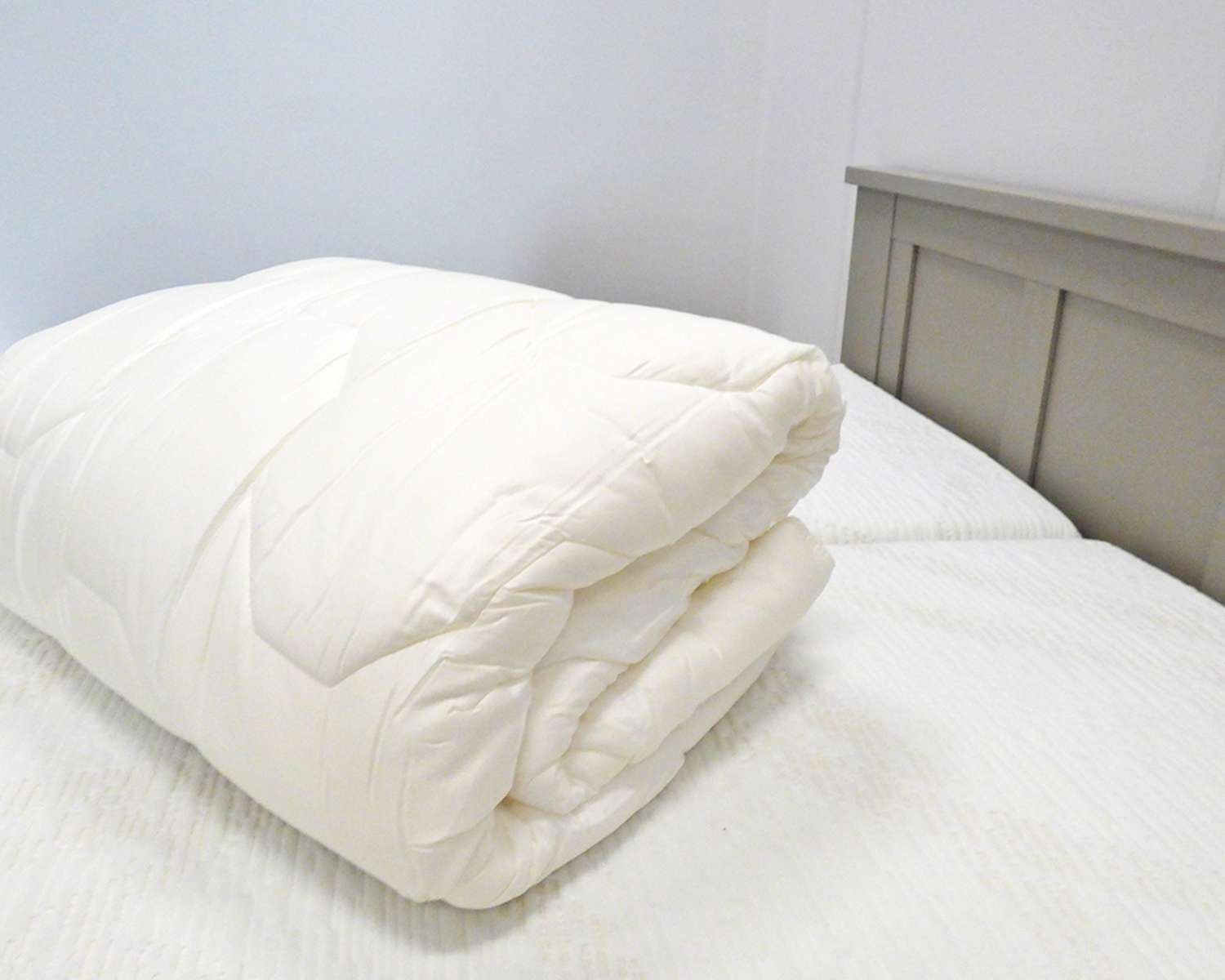 4-seizoenen opruimings dekbed  Dauna Soft opgevouwen op bed