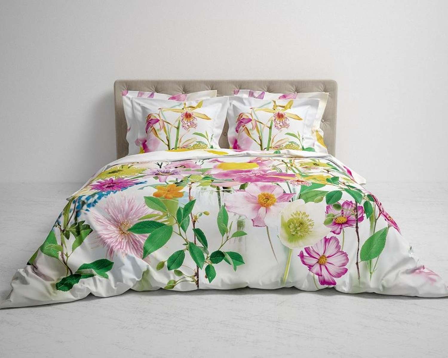 Dekbedovertrek bloemenpracht op bed helemaal