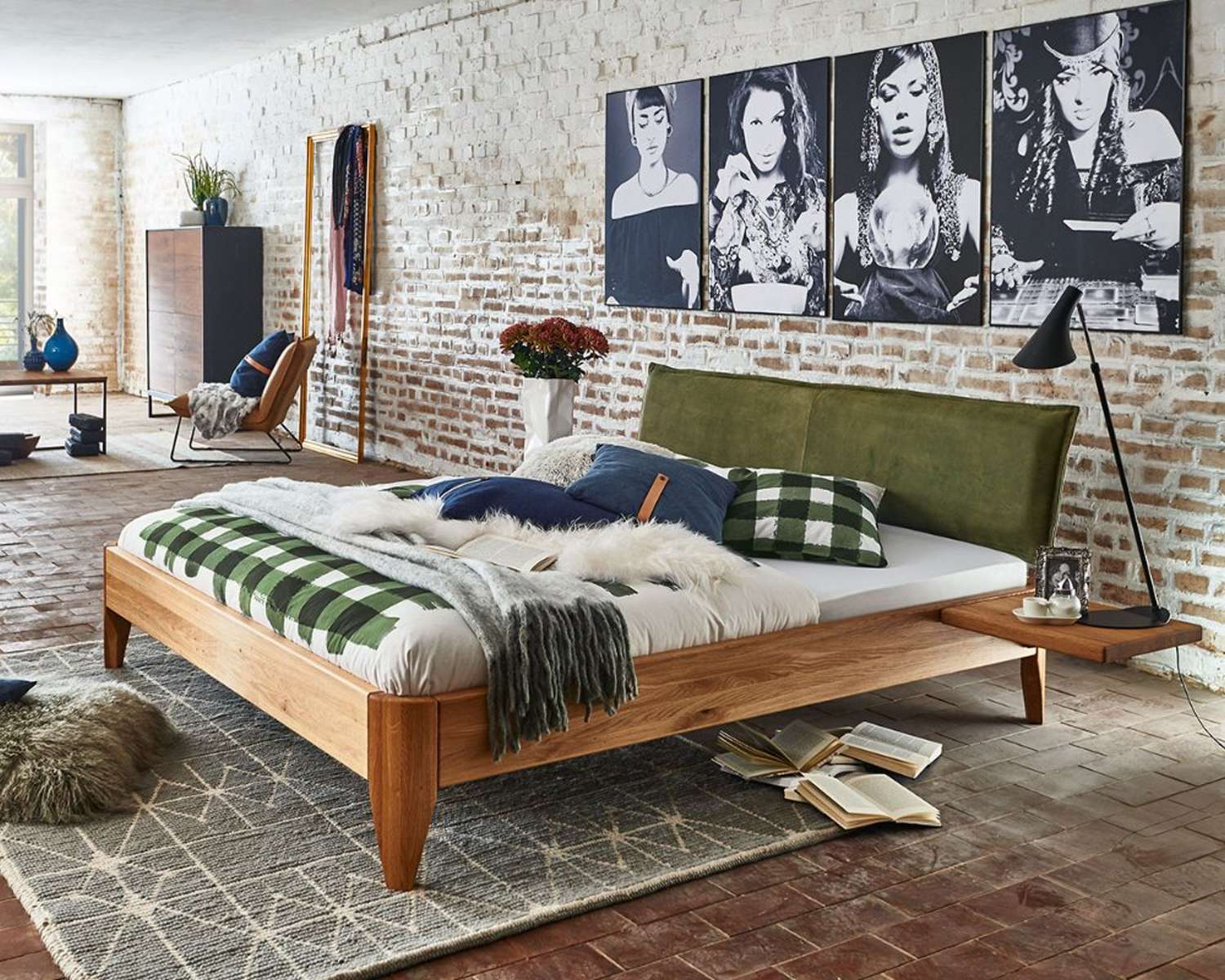 Houten bed Odense met Olijf Groen lederen hoofdbord Houten bed Odense met Olijf Groen lederen hoofdbord