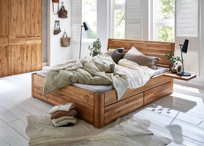 Massief houten bed met laden en opbergplank