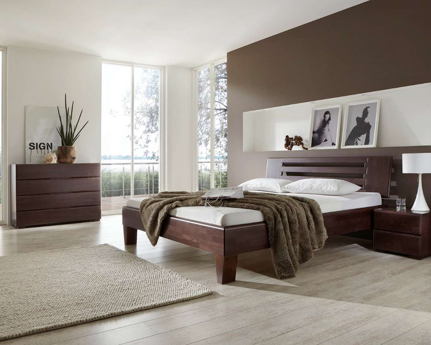 Houten bed Max wenge gebeitst met tapse poten Houten bed Max wenge gebeitst met tapse poten