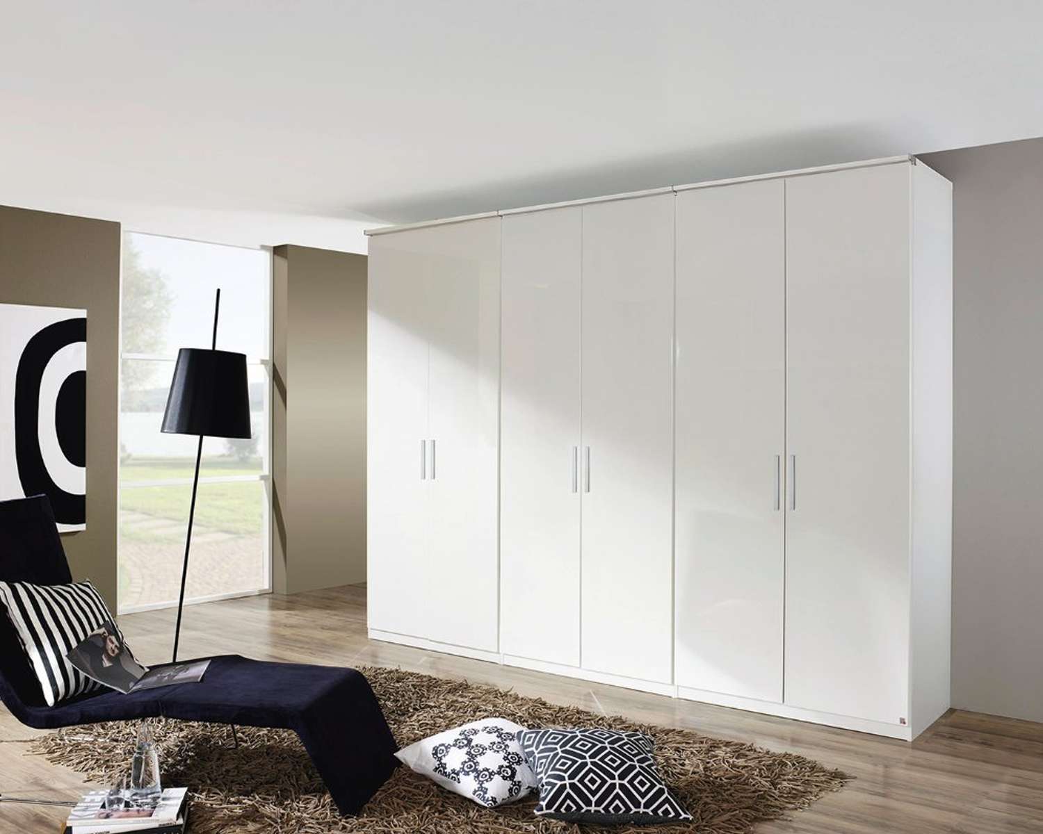 Draaideurkast met hoogglans witte deuren Draaideurkast met hoogglans witte deuren