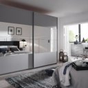 Zweefdeurkast met zijde grijze panelen en spiegelpanelen