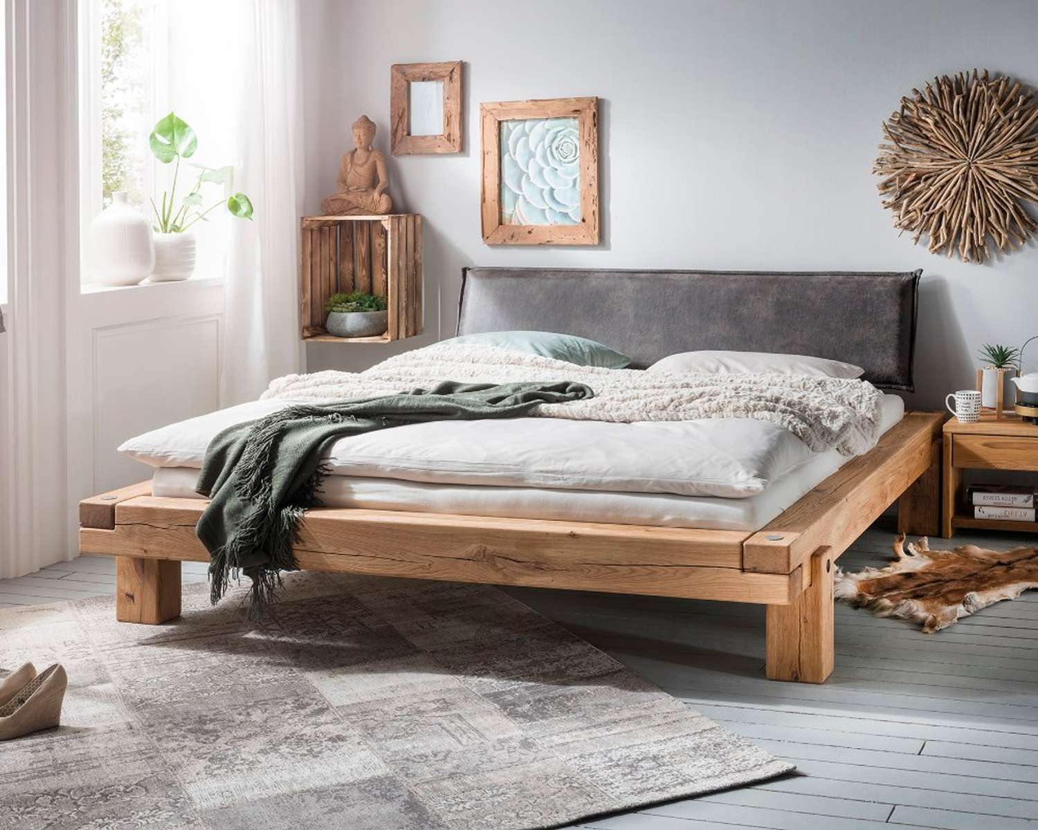 Houten bed Woody met lederlook hoofdbord Houten bed Woody met lederlook hoofdbord