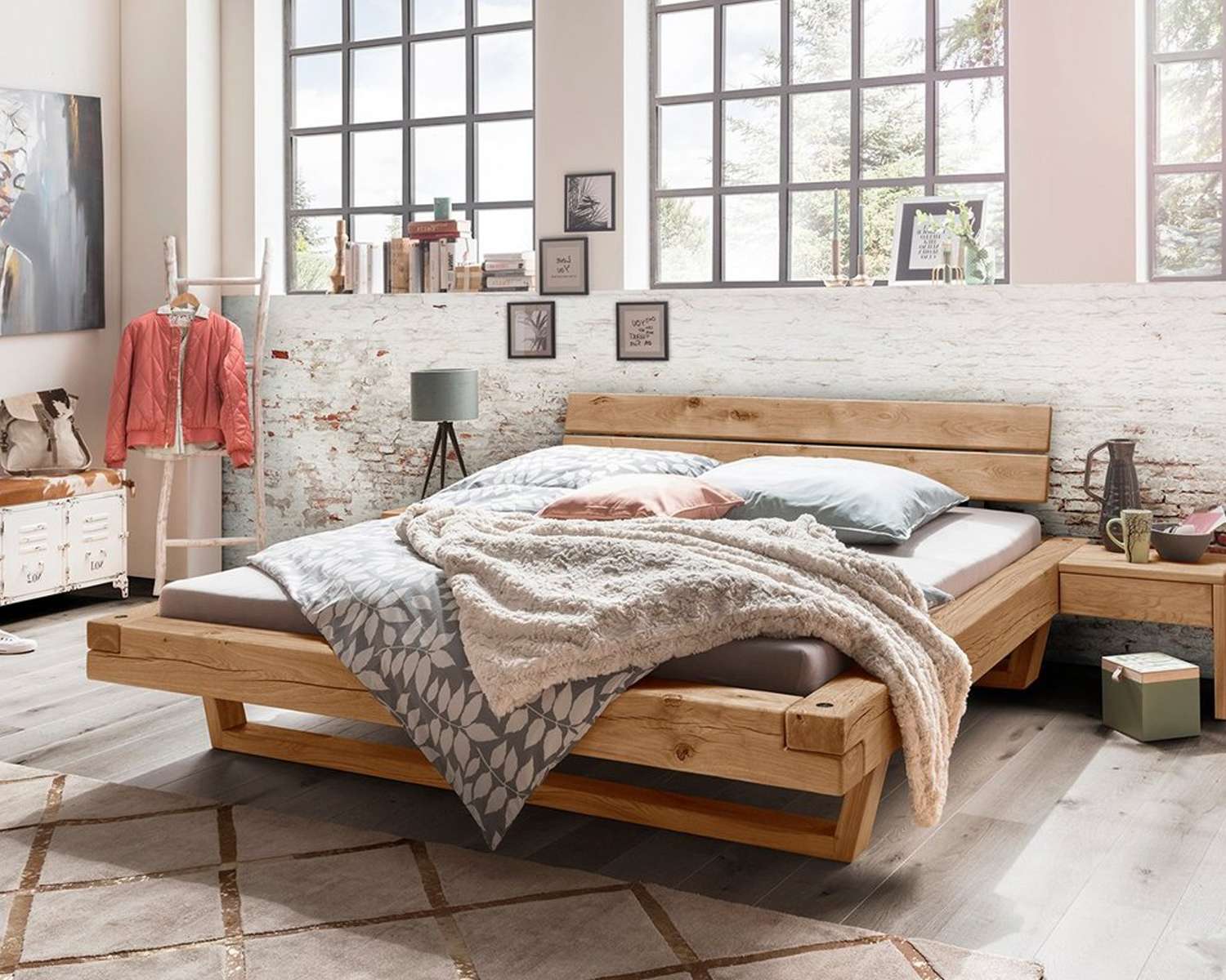 Robuust tweepersoonsbed Logan met houten beugelpoten Robuust tweepersoonsbed Logan met houten beugelpoten