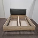 Bed in de opruiming met laden