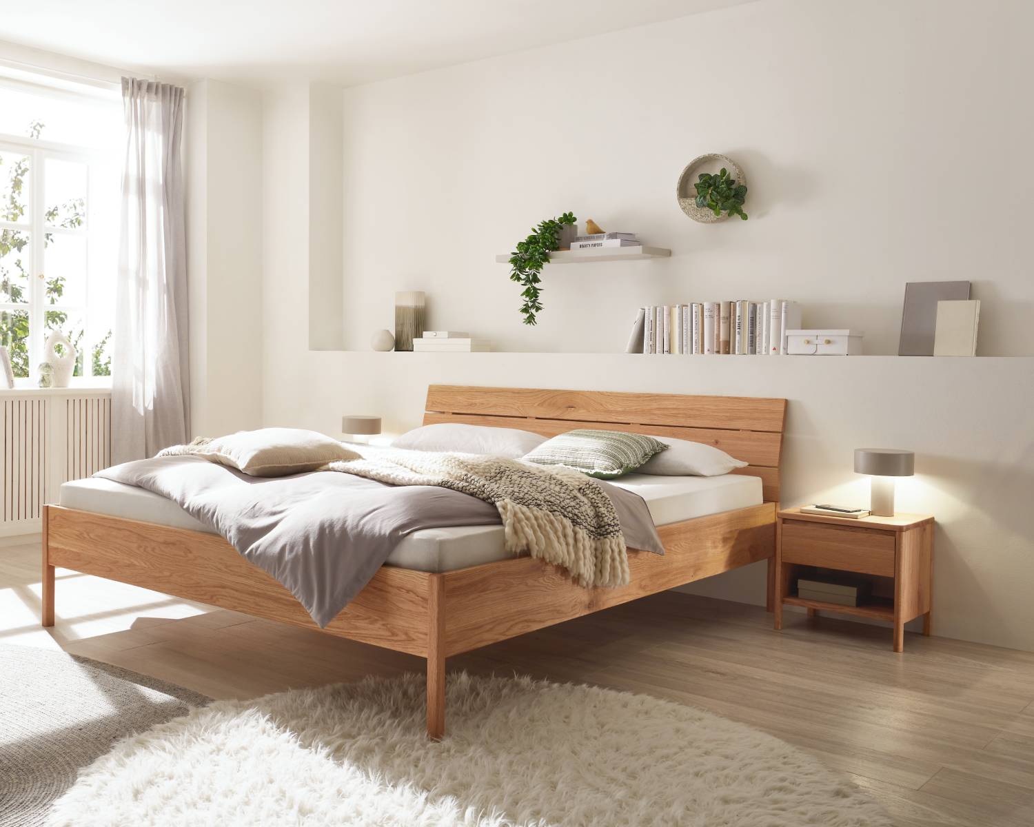 Metaalvrij houten bed met vierkante poten en recht hoofdbord Metaalvrij houten bed met vierkante poten en recht hoofdbord